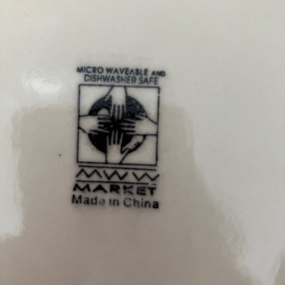 MWW Market ‘Embossed Christmas Flowers Plates Set of 4 - Picture 13 of 13